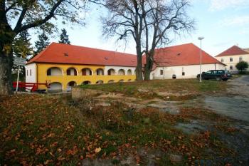 Nově opravená budova zámečku od jihozápadu ( © Filip Matoušek 10/2005)
