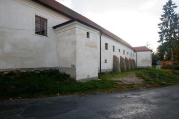 Severní fasáda zámecké budovy ( © Filip Matoušek 10/2005)