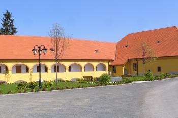 Zámeček od jihozápadu (© Václav Čermák, 04/2009)