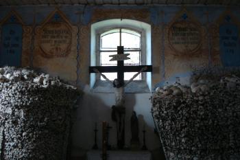 Kostnice v Nížkově (© Pavel Valenta, 10/2012)