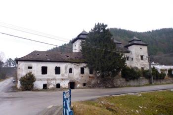 pohled na zámek od jihozápadu, z návsi ( © Jan P. Štěpánek 02/2012)