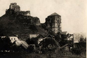 hrad od severozápadu na počátku 20. století (© sbírka J. Úlovce)