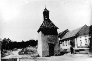 Kaplička v Alojzově (© archív obce Alojzov, před r. 1957)