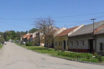 Alojzov - kaple Panny Marie - místo, kde kaplička stávala (u žlutého domu) (© Ivo Rozehnal, 06/2013)