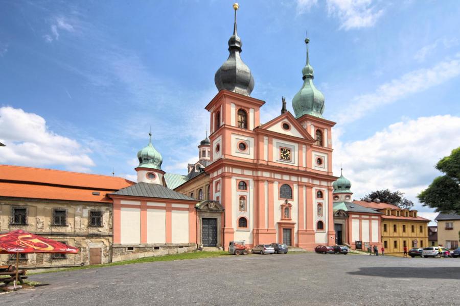 klášter křižovníků s červenou hvězdou s kostelem Nanebevzetí Panny Marie a sv. Maří Magdalény