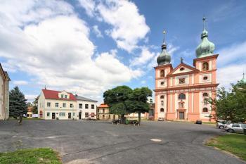 celkový pohled na náměstí s kostelem (© Václav Růžek, 08/2013)