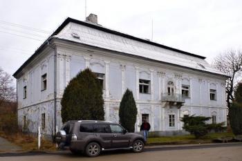 pohled na zámek z návsi (© Jan P. Štěpánek 02/2012)