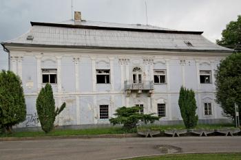 hlavní průčelí z návsi (© Pavel Zany Komárek 3. 6. 2011)