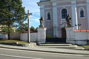 brána s křížem a sochami světců ( © Milan Caha 10/2012)