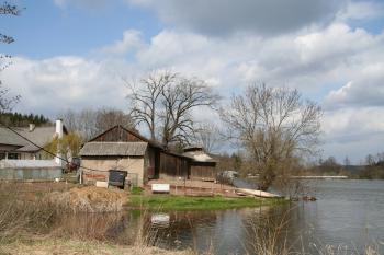 tvrziště od jihovýchodu (© Petr Nožička 04/2010)