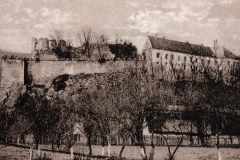 hrad od západu - výřez z historické pohlednice (© fotorepro: Slámka, Miroslav, ed. et al. Krajina hradov: slovenské hrady na starých pohľadniciach, IGES, Pezinok 2010)