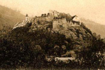 hrad od jihu - výřez z historické pohlednice (© fotorepro: Slámka, Miroslav, ed. et al. Krajina hradov: slovenské hrady na starých pohľadniciach, IGES, Pezinok 2010)