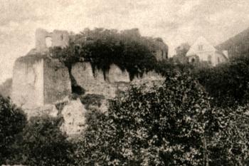 jádro hradu od jihu - výřez z historické pohlednice (© fotorepro: Slámka, Miroslav, ed. et al. Krajina hradov: slovenské hrady na starých pohľadniciach, IGES, Pezinok 2010)