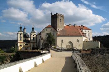 pohled na hrad a zámek z mostu přes příkopy ( © Jan P. Štěpánek 10/2013)