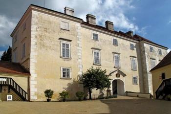 čelo paláce jádra hradu (zámku) z nádvoří předhradí (© Jan P. Štěpánek 10/2013)