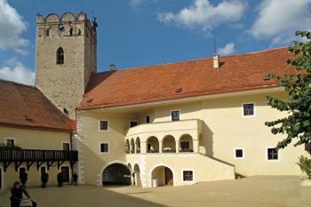 nádvoří předhradí (předzámčí) (© Jan P. Štěpánek 10/2013)