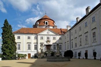 nádvoří jádra zámku (© Jan P. Štěpánek 10/2013)