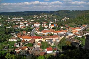 pohled z nádvoří zámku na městečko Vranov (© Jan P. Štěpánek 10/2013)