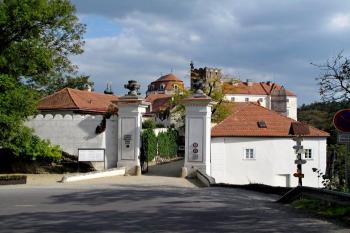 pohled na vstup do areálu zámku od silnice (© Jan P. Štěpánek 10/2013)