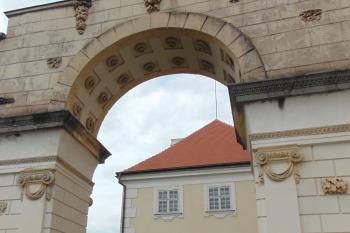 Vítězný oblouk postavený na základech hradního paláce z 2. poloviny 14. století (© Dušan Dohňanský  07/2021)
