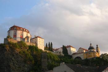 Zámek Vranov nad Dyjí v západu slunce ( © Jana Štěpánková  08/2007)