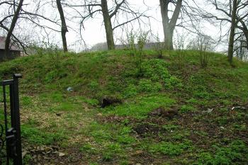 Kostelní Bříza tvrziště od hřbitovní zdi (© Vlastislav Mareček, 04/2008)