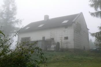 Tvrziště s domem čp. 57 v mlze (© Jan Boukal, 10/2012)