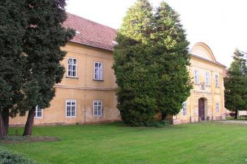 Čelo zámku ( © Roman Řezáč 09/2004)