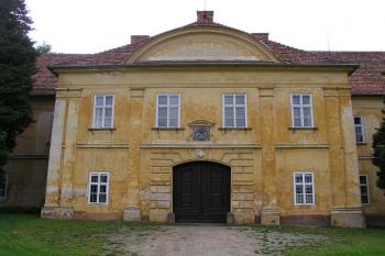 Vstupní průčelí ( © Roman Řezáč 09/2004)