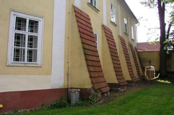 Zeď s opěráky ( © Roman Řezáč 09/2004)