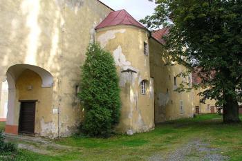 Zadní část zámku ( © Roman Řezáč 09/2004)