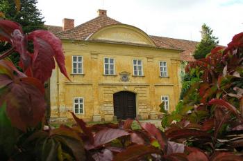 Vstupní průčelí ( © Roman Řezáč 09/2004)