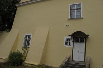 opěráky a vedlejší vstup do zámku na záp.straně (© D Dohňanský, 10/2016)