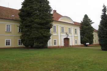 hlavní vých.průčelí zámku (© D Dohňanský, 10/2016)