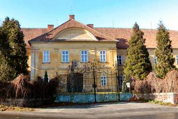 vstupní průčelí ( © Pavel Zany Komárek 17/11/2001)