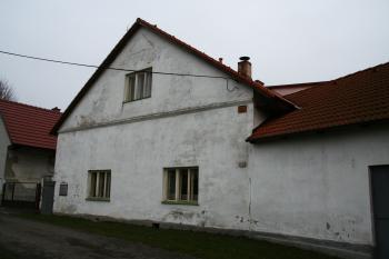 Čelní pohled na budovu tvrze (v současnosti obytný dům) (© Petr Nožička 11/2012)