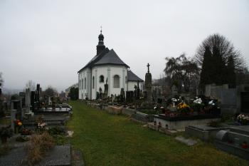 Plocha tvrziště, kostel sv. Jana Křtitele na místě pův. tvrze (© Petr Nožička 11/2012)