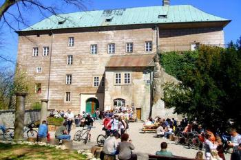 pohled od brány (© Petr Lánský, 07/2007)