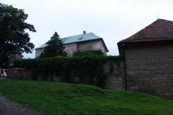 Před branou z cesty (© Dušan Lipár, 07/2008)
