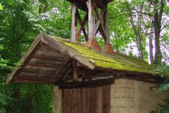 Zajímavost při cestě k hradu (© Dušan Lipár, 07/2008)