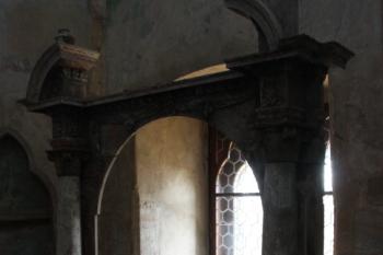 Kaple: pohled na torso oltáře a spodní závěrové okno ( © Ivan Grisa 04/2010)