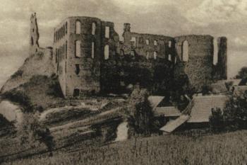 zřícenina od jihu na historické pohlednici (© reprofoto: Slámka, Miroslav (ed.): Krajina hradov: slovenské hrady na starých pohľadniciach, IGES, Pezinok 2010)