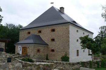 Vstupní průčelí tvrze  (© Jan Boukal, 6/2011)
