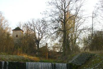 Nové Dvory - vodárenská věž s jezem (pohled z mostu od silnice) (© Pavel Jarý, 15.11.2008)