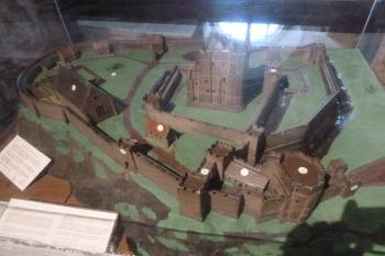 Model hradu při pohledu od severu.  Dole na popředí je Černá brána a severní brana.  Nalevo je zaniklý velký sál. (© hradní muzeum)