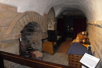 Interiér donjonu (obytné věže).  Místnost, dnes zvaná Královnina komnata, s původním krbem ze sedmdesátých let 12 stol. (© Pavel Semple, 08/2011)