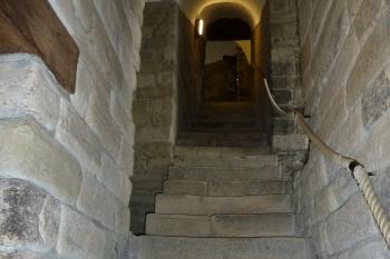 Interiér donjonu (obytné věže).  Schodiště v síle zdi. (© Pavel Semple, 08/2011)