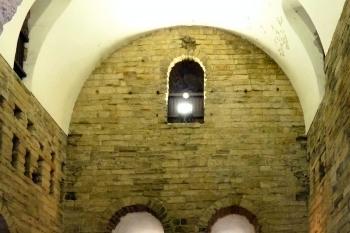 Interiér donjonu (obytné věže). Velký sál. Klenba pochází teprve z 19 stol. (© Pavel Semple, 08/2011)