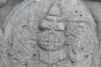 Erb rytířů z Týna z náhrobního kamene ve zdi kostela v Lomnici (© Jan Boukal, 04/2012)