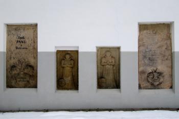 náhrobníky na zdi kostela (© Rodochrozit, 01/2013)